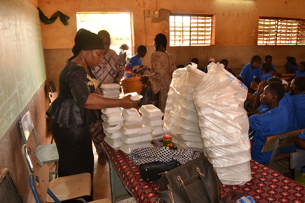 Sakande Koanda Sanata, sorting lunches during one of the period education classes.